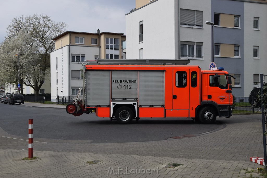 Einsatz BF Koeln in Koeln Buchheim Arnsbergerstr P37.JPG - Miklos Laubert